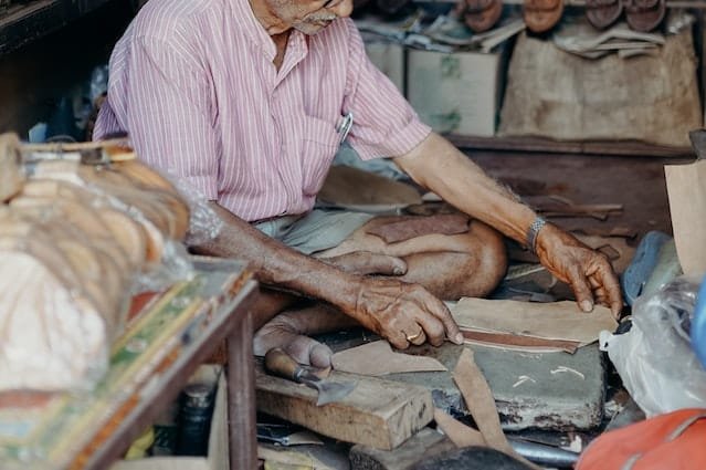 Artesano tradicional trabajando calzados de cuero